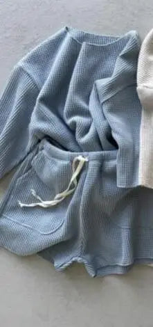 ワッフル風の七分袖Tシャツ&ショートパンツセット(青系)を畳んで配置