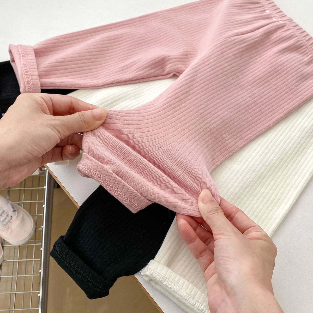 ピンクのベビー用長袖パジャマ2点セット、伸縮リブ生地と裾の形