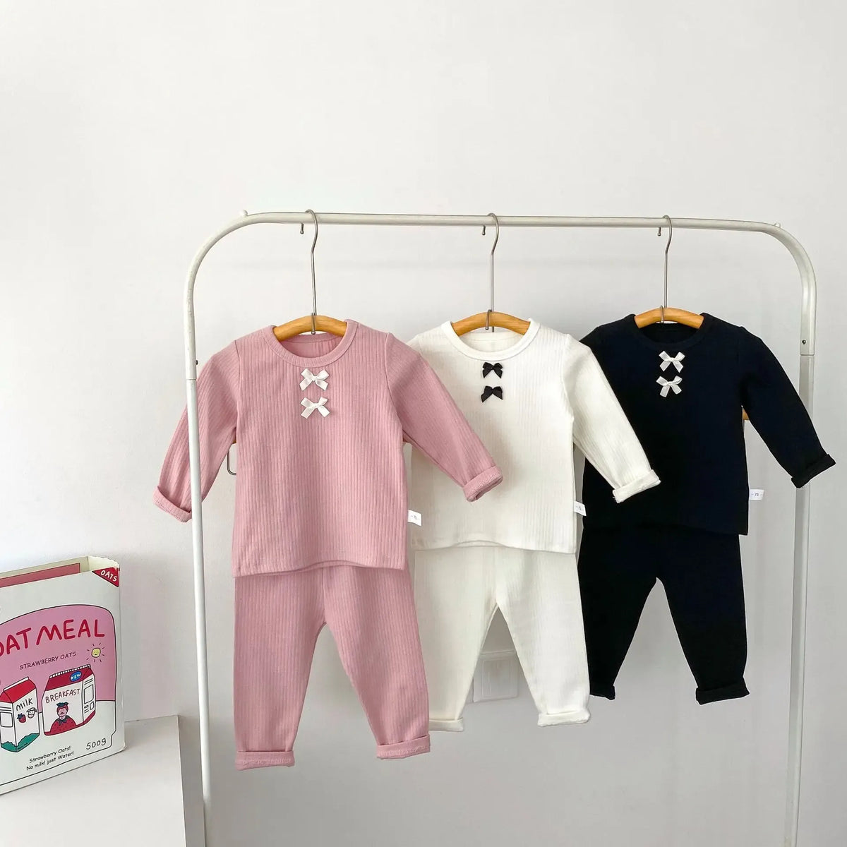 ベビー用パジャマ2点セット(長袖Tシャツ+ロングパンツ)、リボンモチーフ付き、ピンク/白/黒