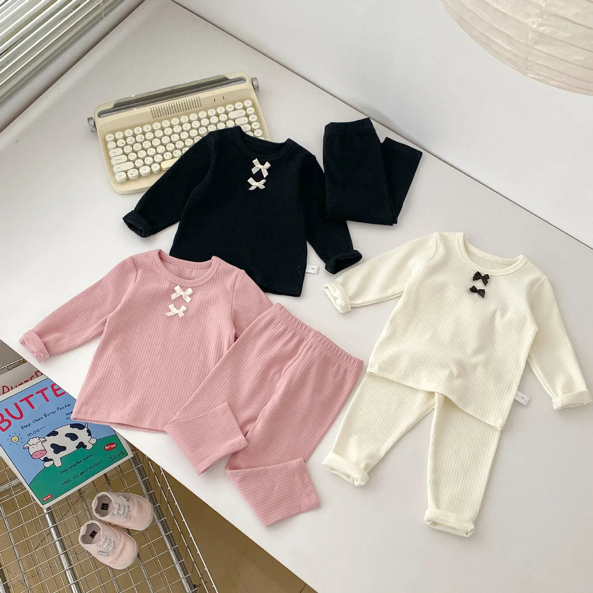 ベビー用パジャマ2点セット、長袖Tシャツとロングパンツ:黒/ピンク/白