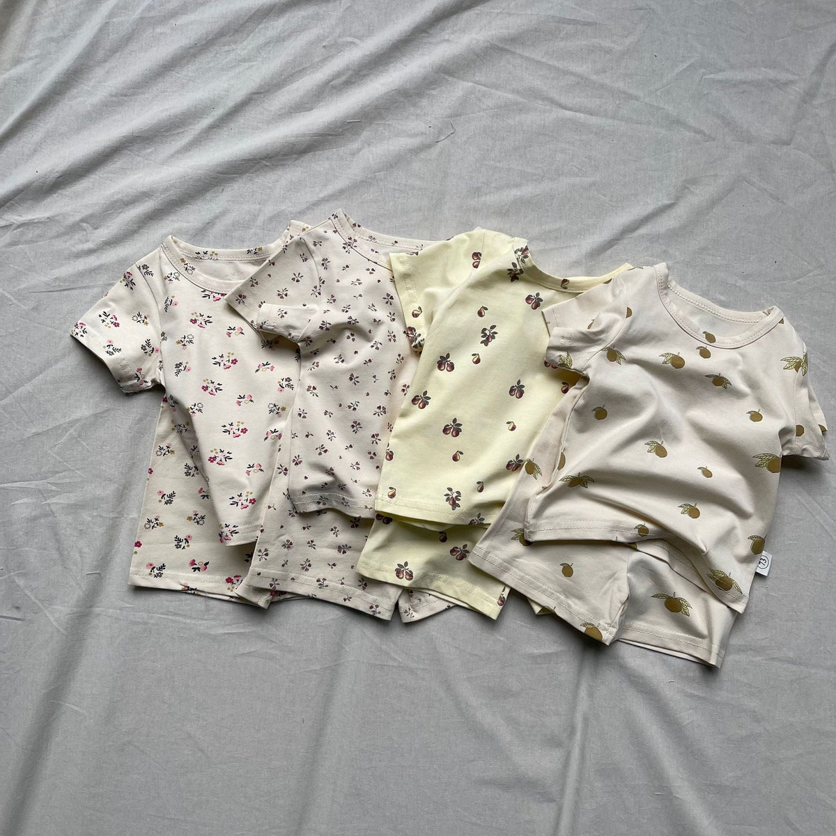 ベビー用半袖Tシャツ+ショートパンツ2点セット、白地とレモン色の総柄プリント