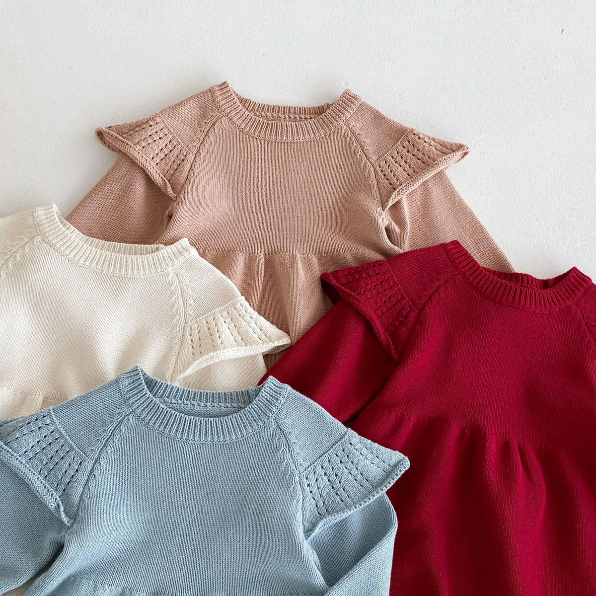 キッズ用ニット長袖ワンピース ピンク系と赤系の重ね着風セット、肩フリル付き