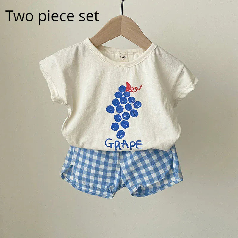 キッズ用グレーププリント半袖Tシャツ&青の格子柄ショートパンツ
