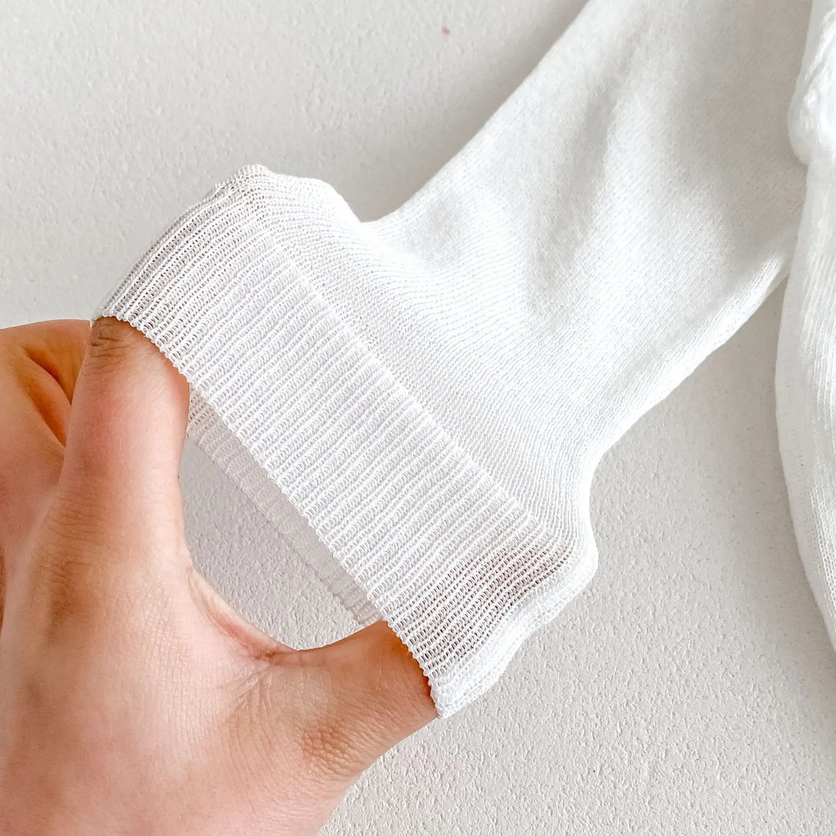 キッズ用薄手カーディガン 白 袖口リブ編みのアップ