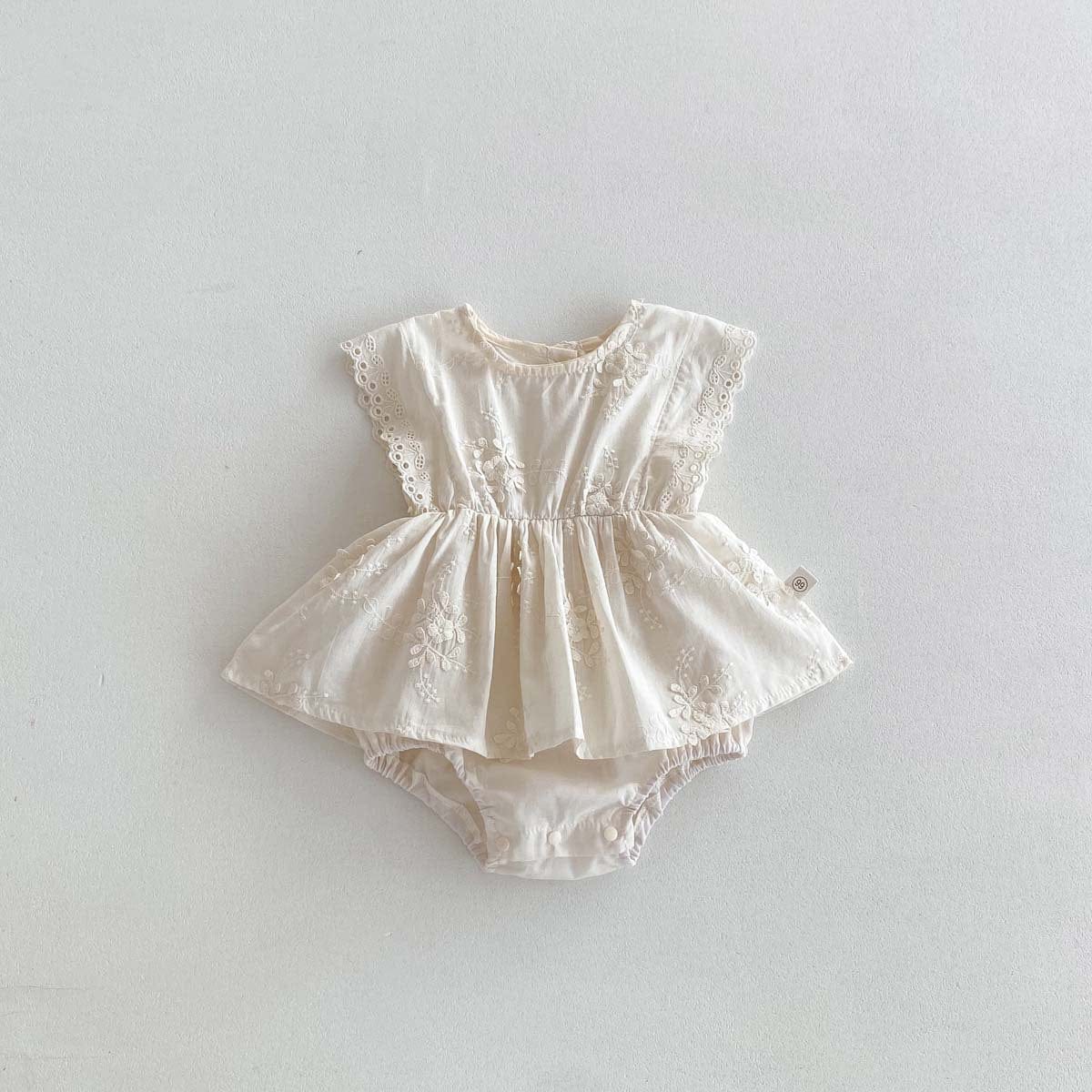 フラワー刺繍のノースリーブロンパース(白)フリルスカート風シルエット