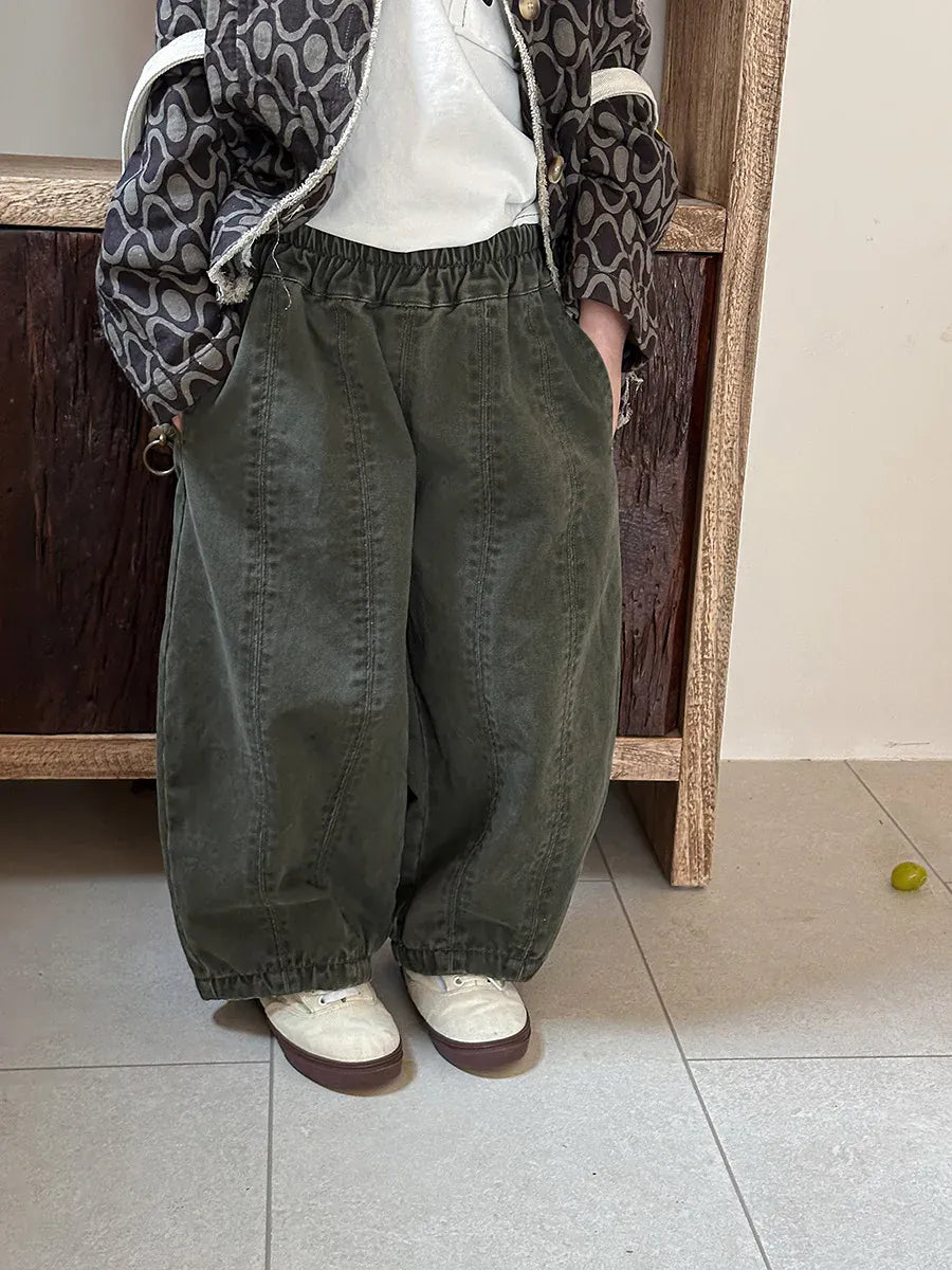 キッズ用ロングパンツ、アーミーグリーンのゆったりバレルシルエット