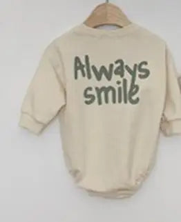 ベージュ長袖ロンパース(背面)Always smileロゴプリント