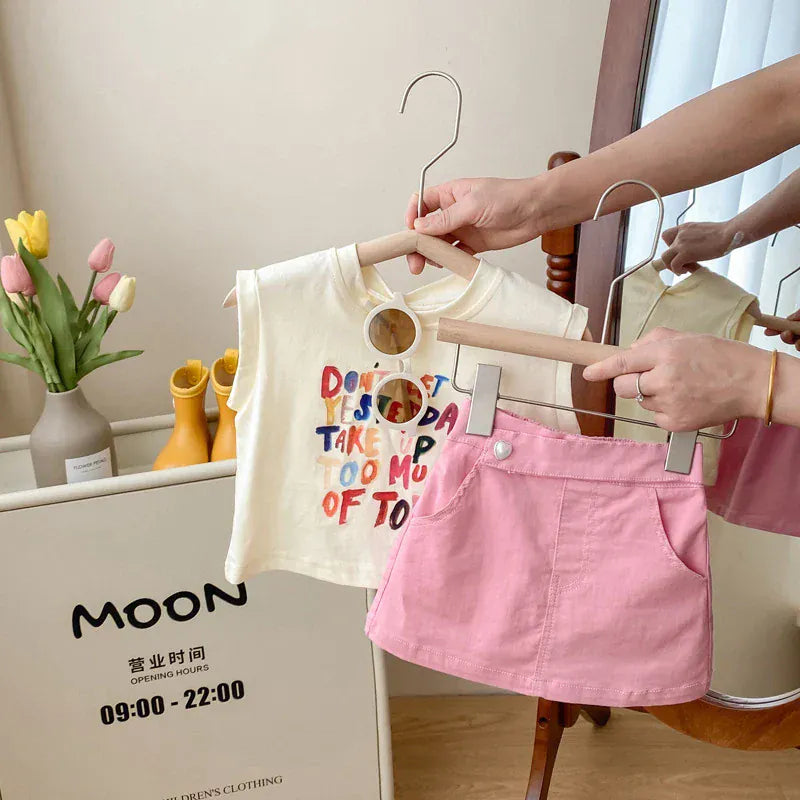 キッズ用2点セットアップ クリームTシャツ(カラフルロゴ)+ピンクミニスカート