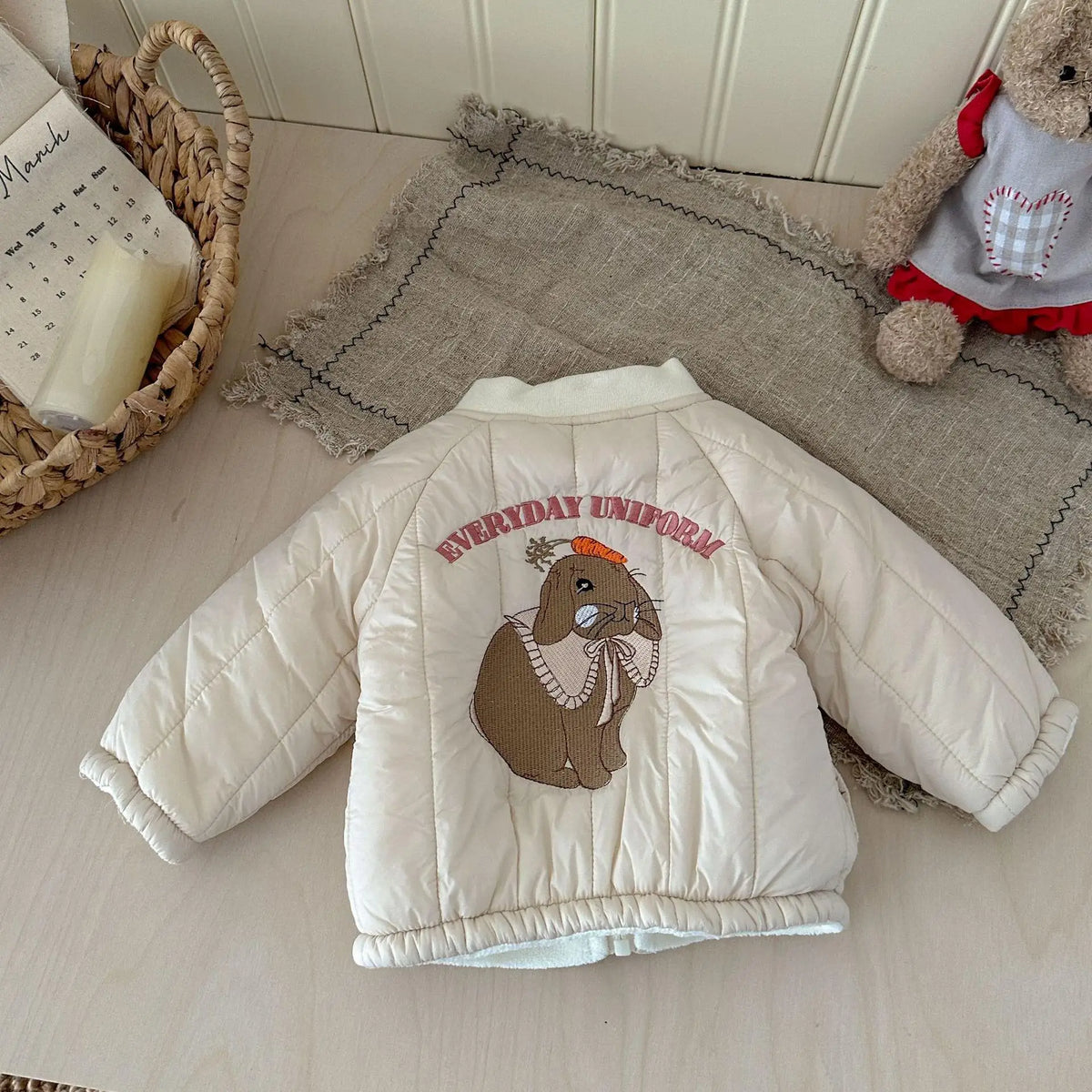 ベビーキッズ キルティングブルゾン ホワイト 背面のクマワッペン風刺繍