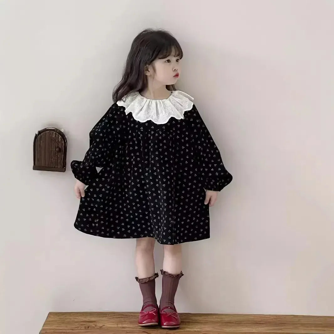 キッズ長袖ワンピース、黒地に小花プリントと白いラッフル襟