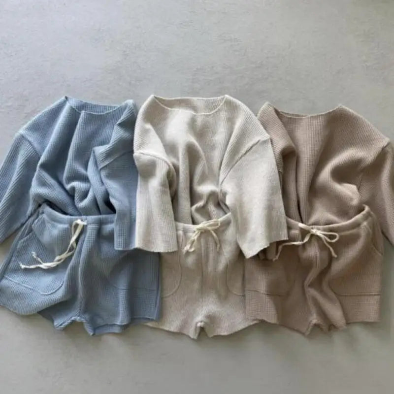 ワッフル風の七分袖Tシャツ&ショートパンツセット、青・白・ブラウンの3色が並ぶ