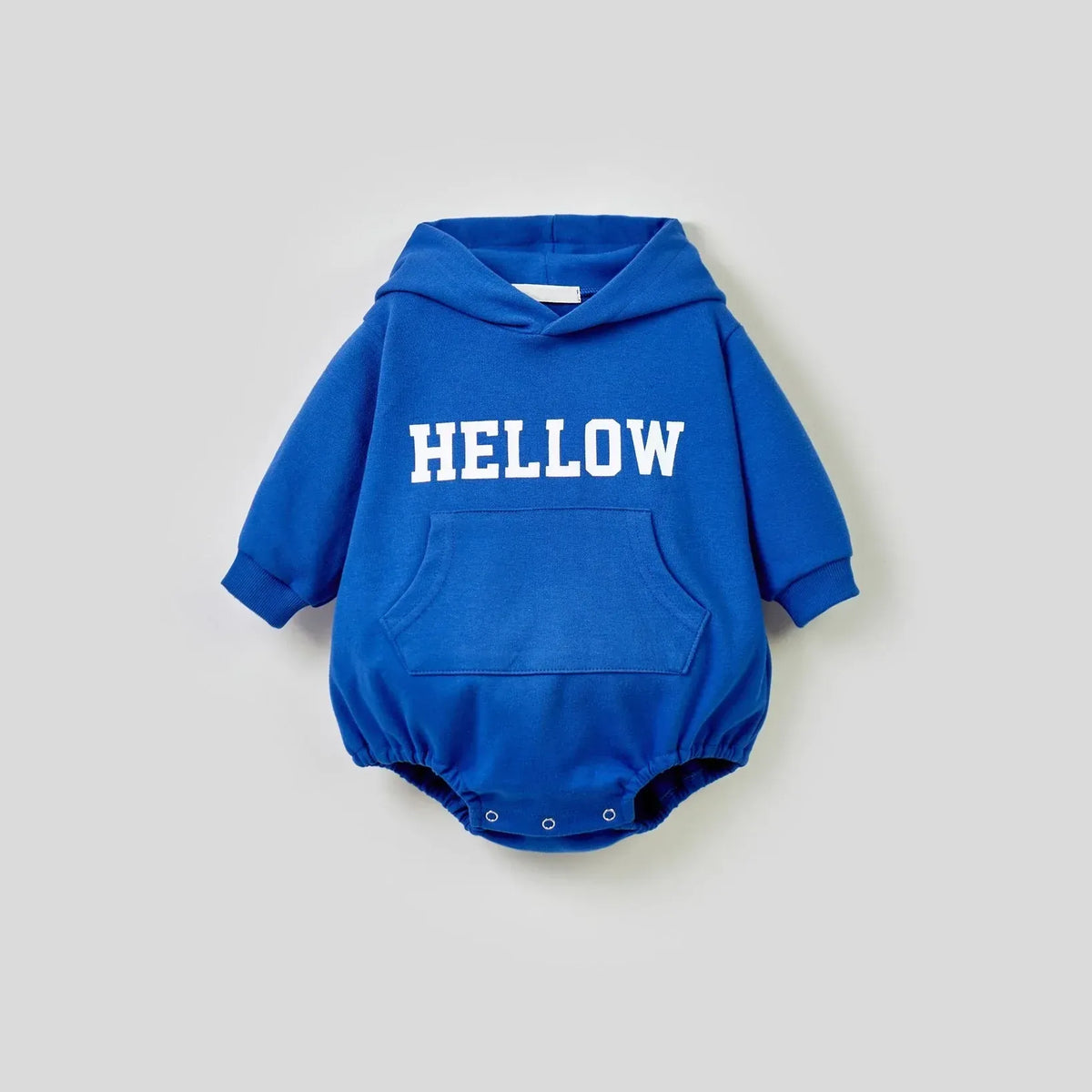 ブルーのフード付き長袖ロンパース、HELLOWロゴプリント、フロントポケット