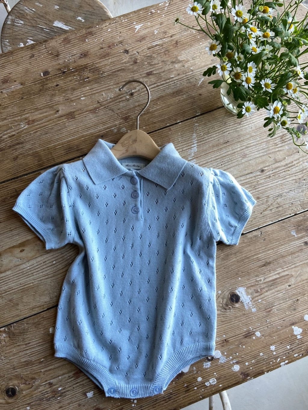 半袖ロンパース Blue / 6M/66cm / 取り寄せ(10〜35日) ベビー サマー レースニット ポロ襟 半袖 ポロシャツ ロンパース アプリコット ライトパープル ブルー ユニセックス