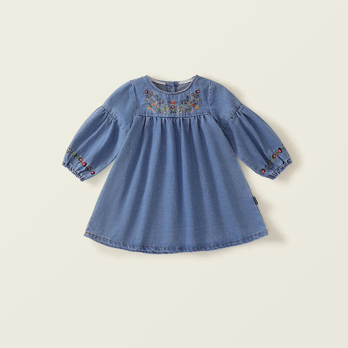 青いデニムの長袖キッズワンピース、花刺繍入りフリル衿