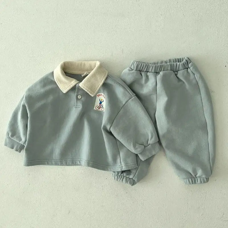 キッズ用長袖ポロシャツ&ロングパンツセット(ブルー系)。伸縮ウエストのパンツ