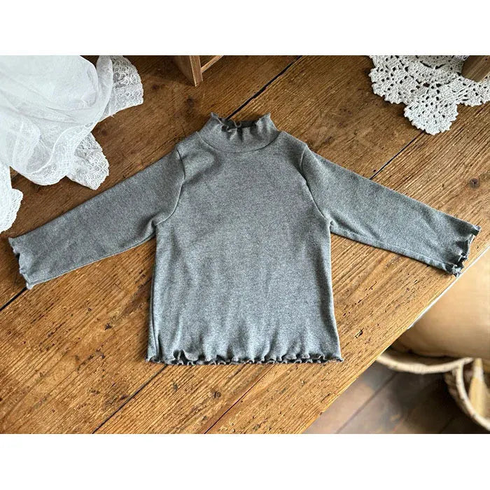 グレーのベビー長袖トップス、ハイネック風のシンプルデザイン