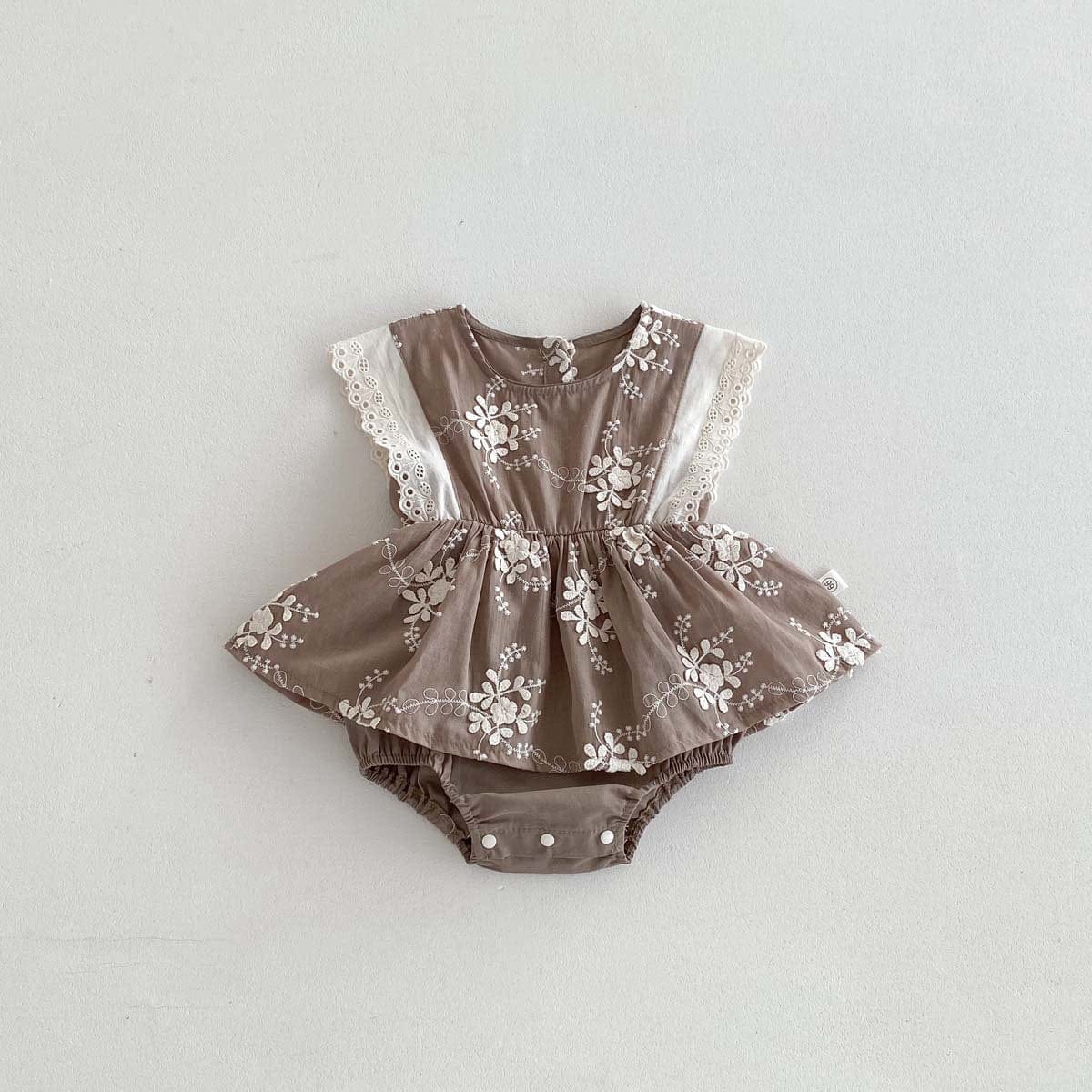 フラワー刺繍のノースリーブロンパース(茶)ボタン付きトップ、ふんわりシルエット