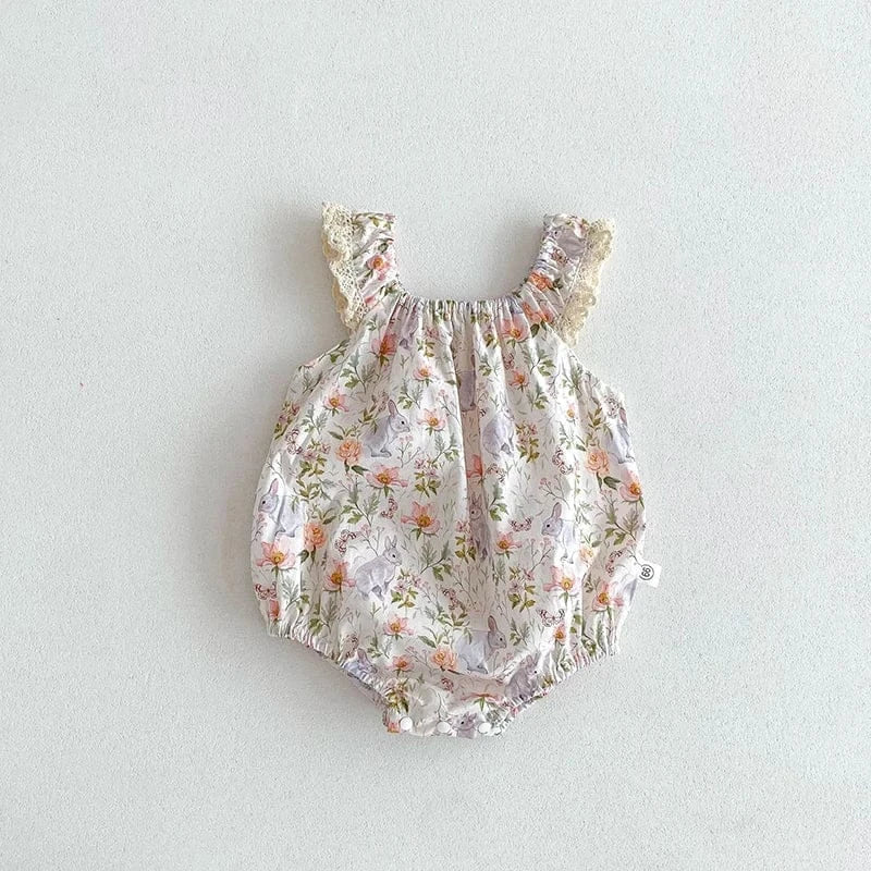 ベビーノースリーブフリルボディスーツ単品、白地に花と鹿のプリント