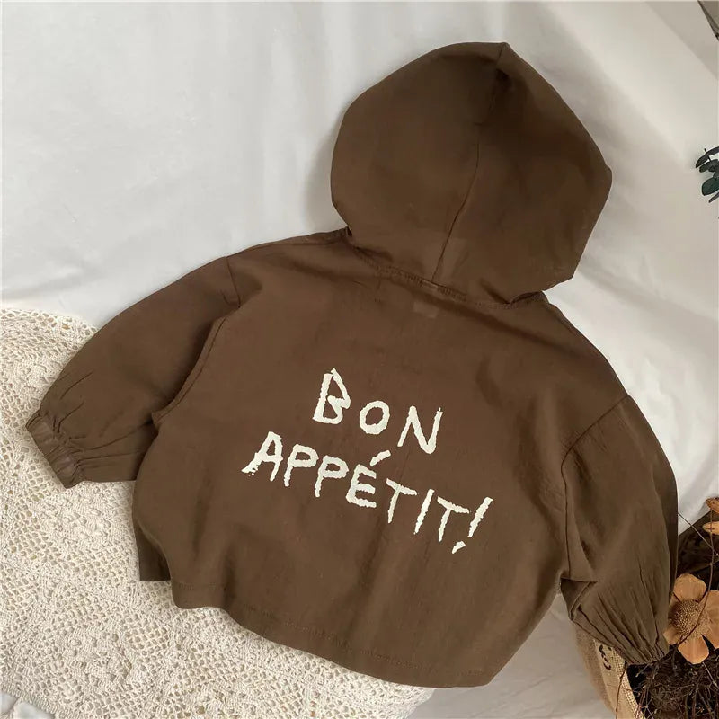 キッズ用ブラウンフーディジャケット、背面ロゴ「BON APPÉTIT!」