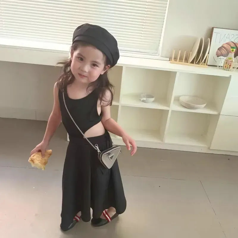子ども用黒のノースリーブワンピース、背中オープンとチェーンベルト