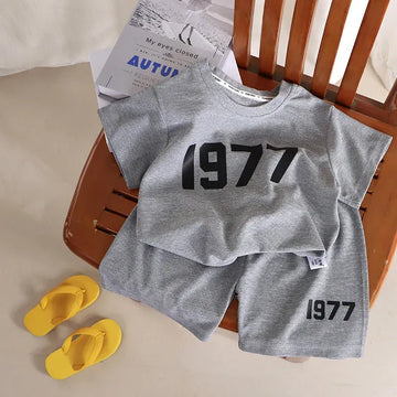 半袖セットアップ Gray / 12M 80cm ベビーキッズセットアップ 2点セット 半袖Tシャツ+ショートパンツ ロゴプリント 4カラー【mh0005779】