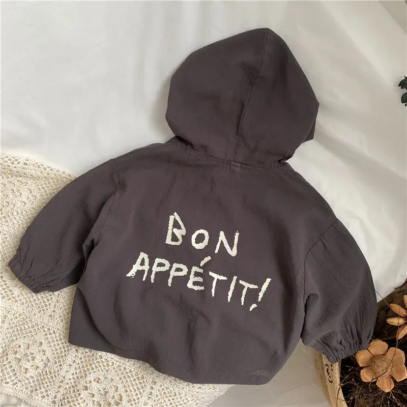 キッズ用ダークグレーフーディジャケット、背面ロゴ「BON APPÉTIT!」