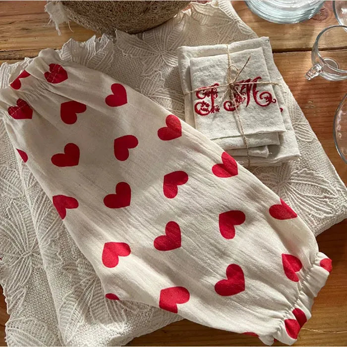 ベビーパンツ、赤いハート柄の総柄でワイドなシルエット