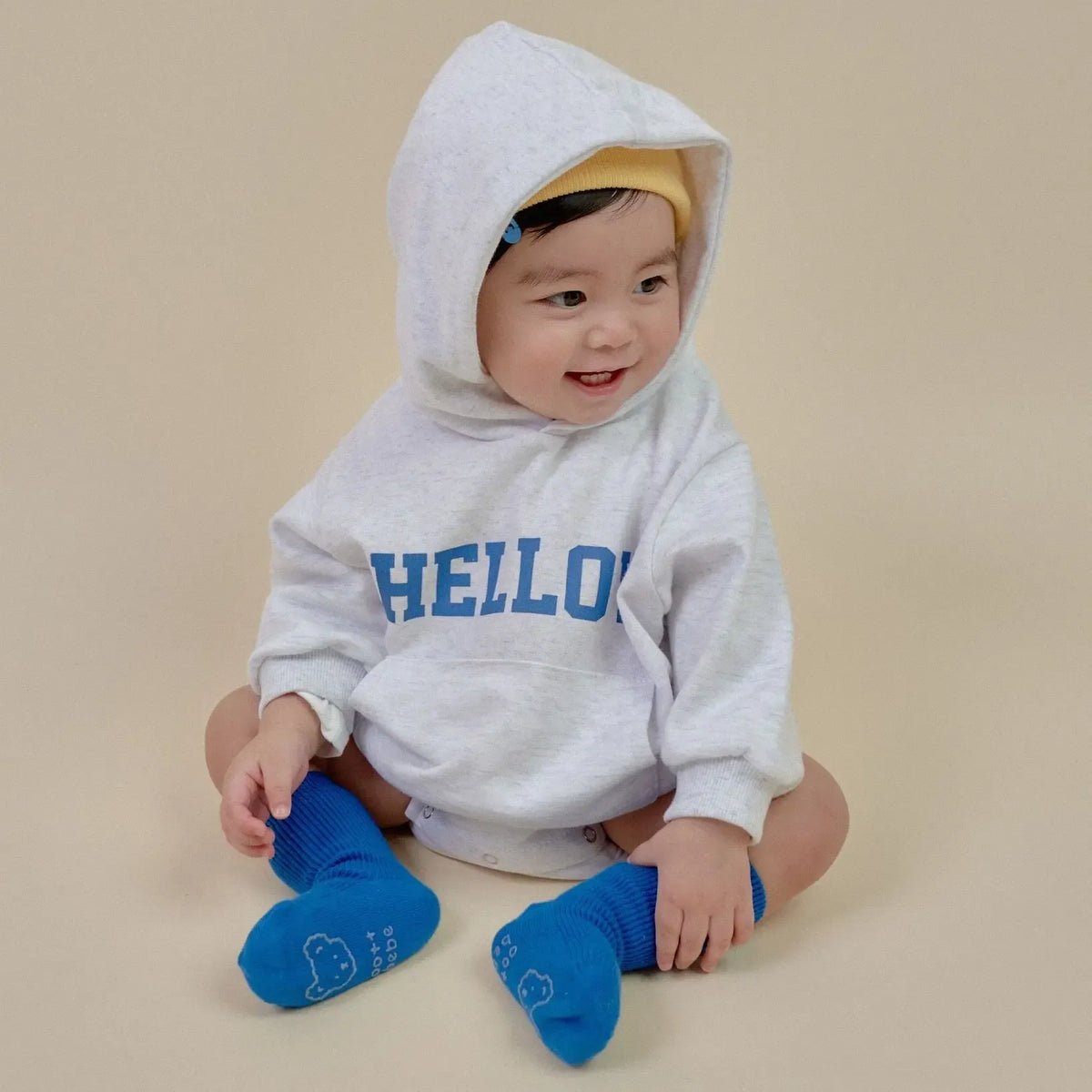 グレーのフード付き長袖ベビーロンパース、HELLOWロゴプリント