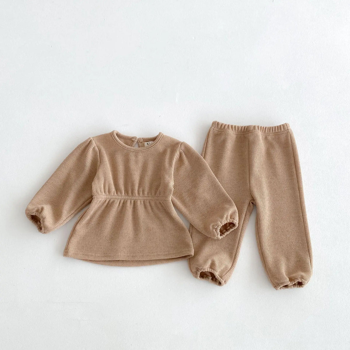 キッズ用セットアップ2点セット、ベージュの長袖チュニックTとロングパンツ