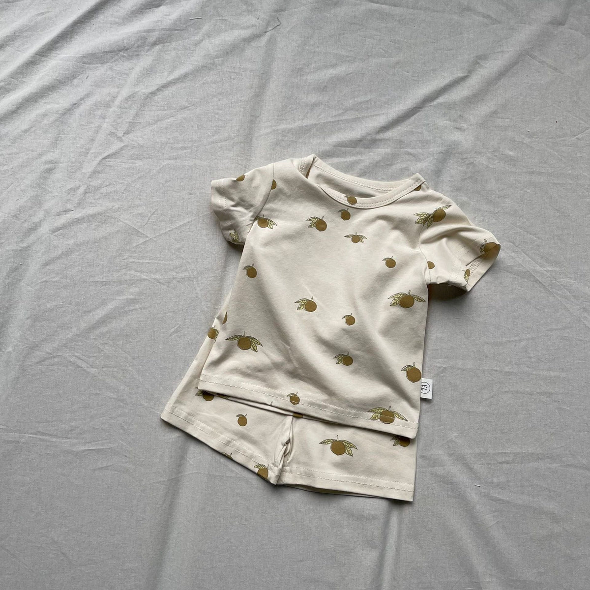 ベビー用半袖Tシャツ+ショートパンツ2点セット、薄いベージュ地のレモン総柄