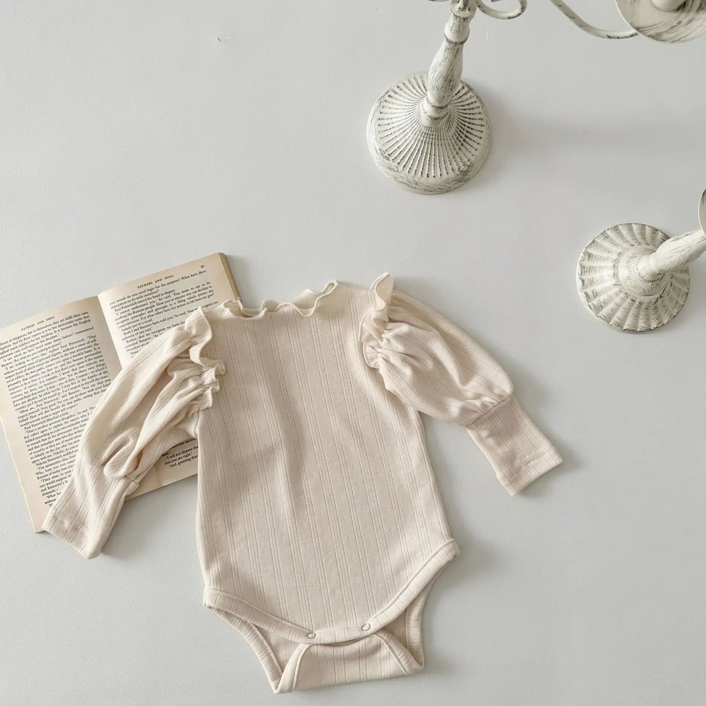 長袖ロンパース Light Khaki / 3-6M 66cm ベビーロンパース 長袖パフスリーブボディスーツ ショルダーフリル 2カラー【mh0006393】