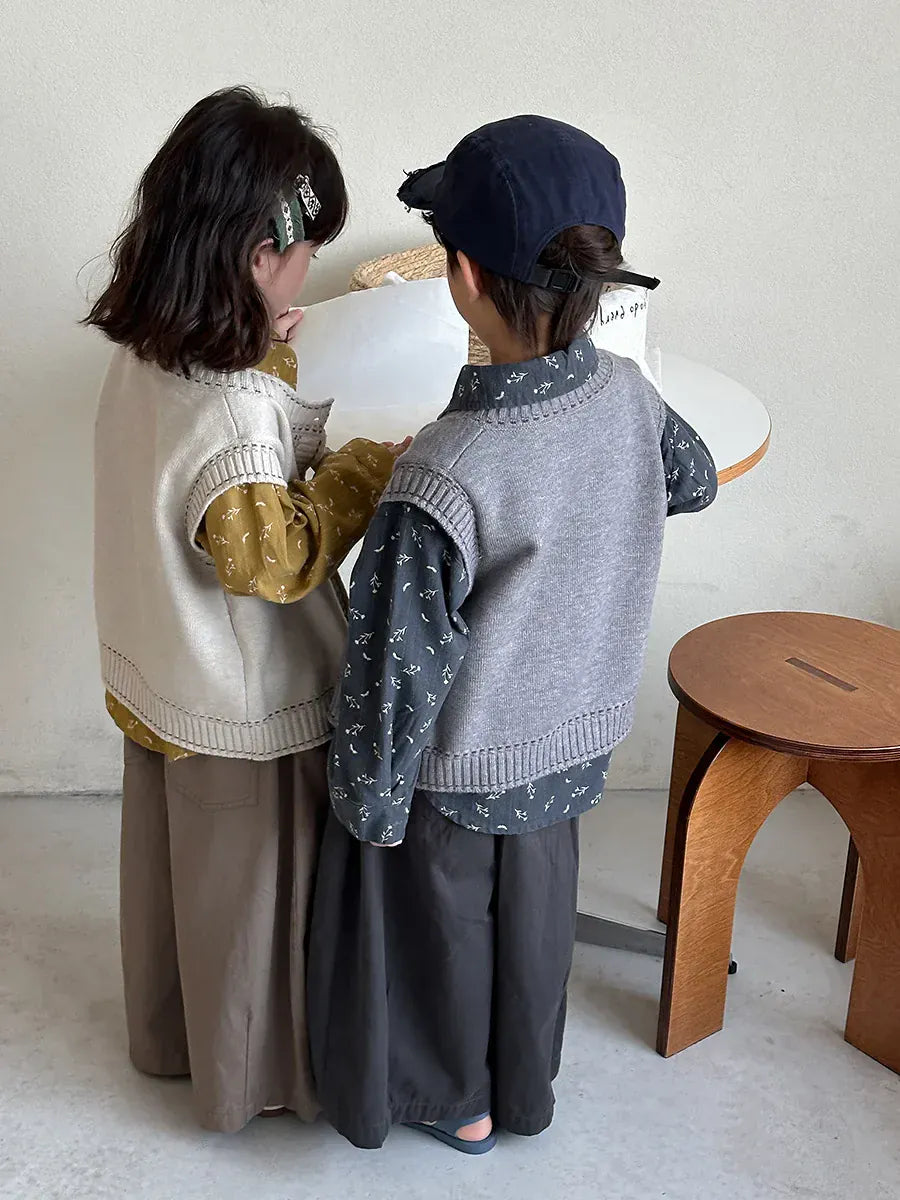 小花柄長袖シャツブラウスの背面、丸襟とボタン留め