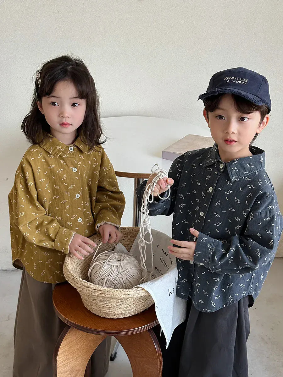 イエローの小花柄長袖シャツブラウス、丸襟と前ボタン留め