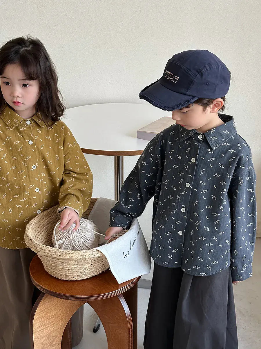 小花柄プリント長袖ボタンシャツ、紺色のキッズトップス(前開き)。