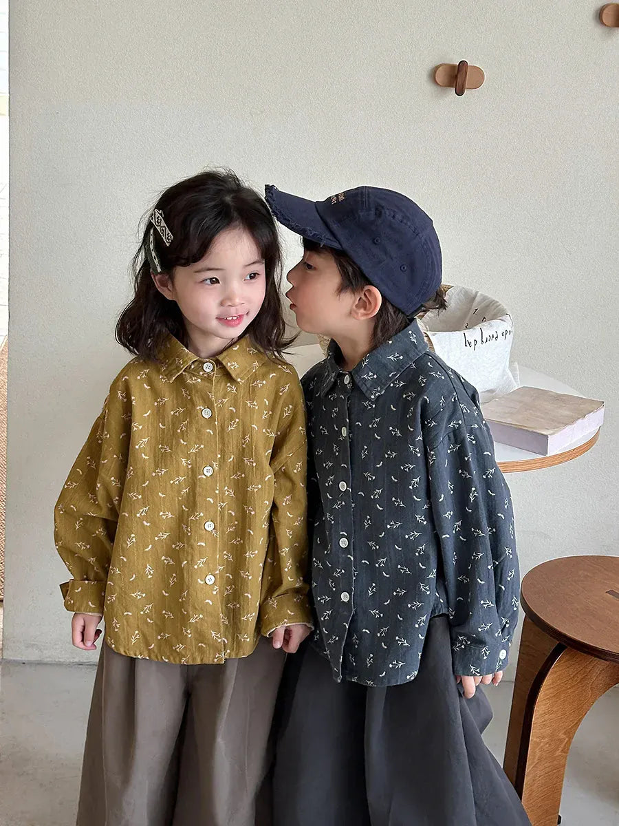 小花柄プリント長袖ボタンシャツ。からし色と紺色を着たキッズ。