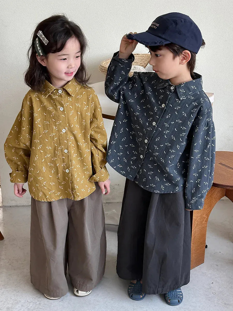 小花柄プリントの長袖ボタンシャツ。からし色と紺色のキッズトップス。