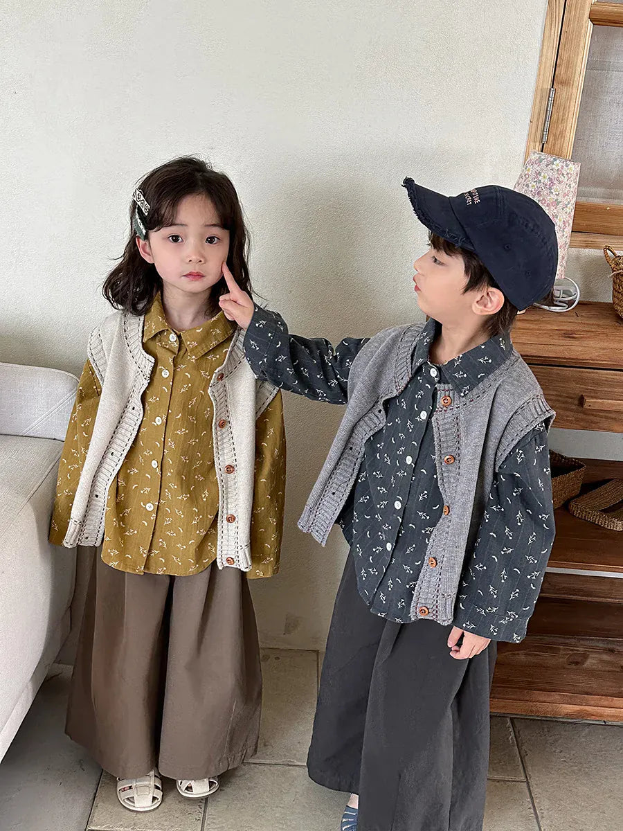 小花柄プリント長袖ボタンシャツ。からし色とグレー系のキッズトップス。