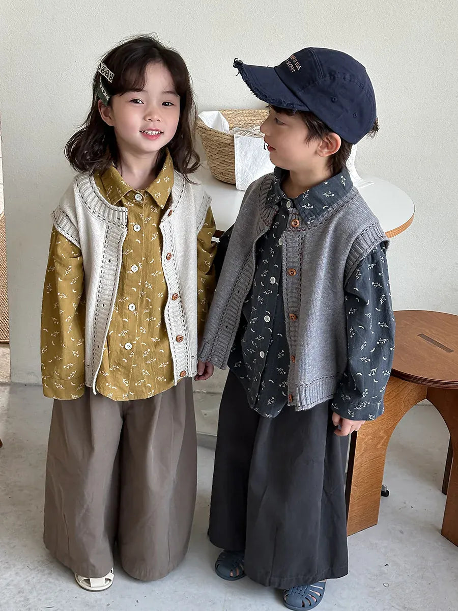 小花柄プリントの長袖ボタンシャツ。からし色とグレー系のキッズトップス。