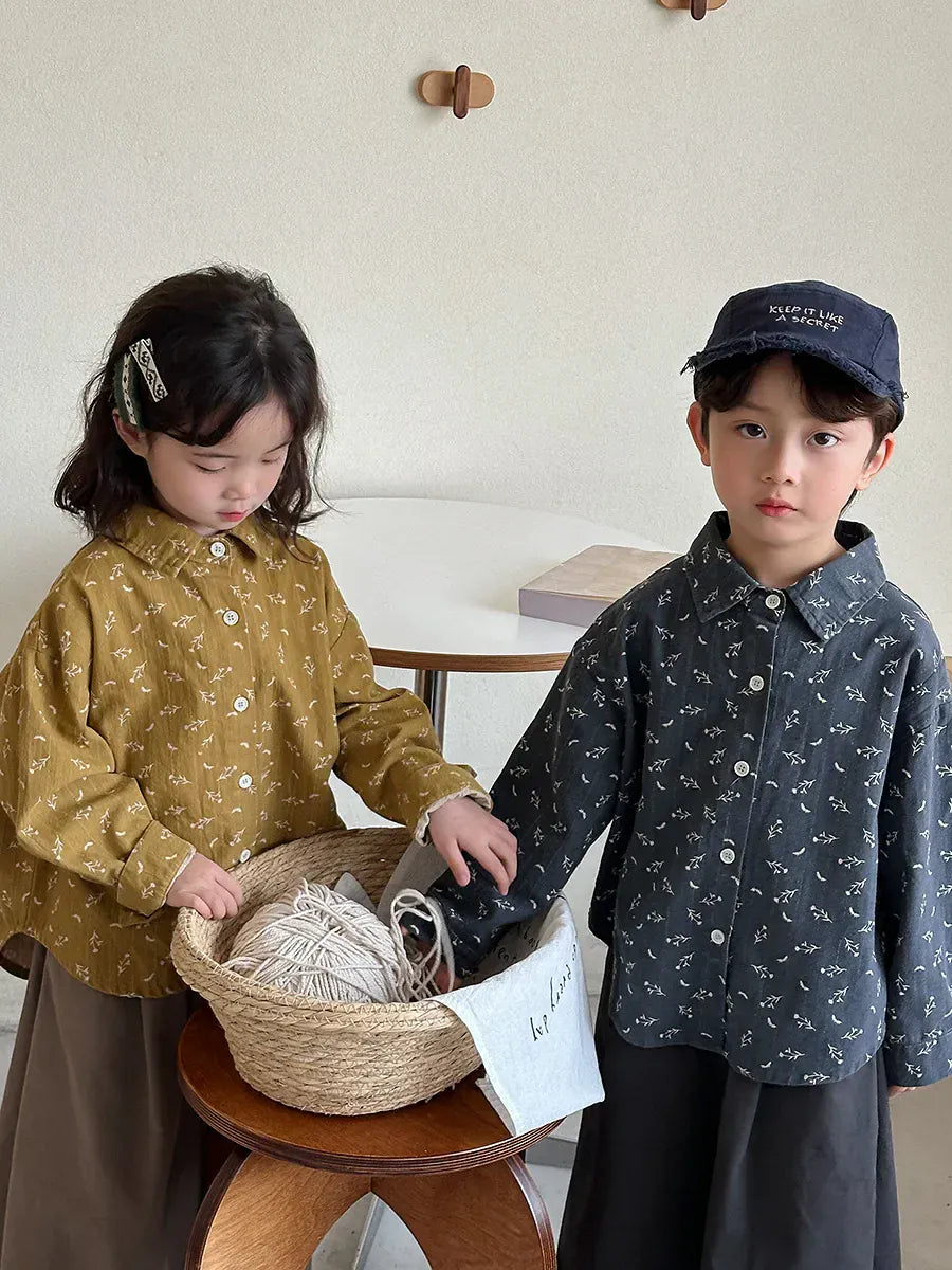 小花柄プリント長袖シャツ。からし色と紺色の2人用キッズトップス。