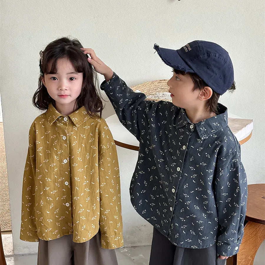 長袖ボタンシャツ、紺色に小花柄プリントのキッズトップス。