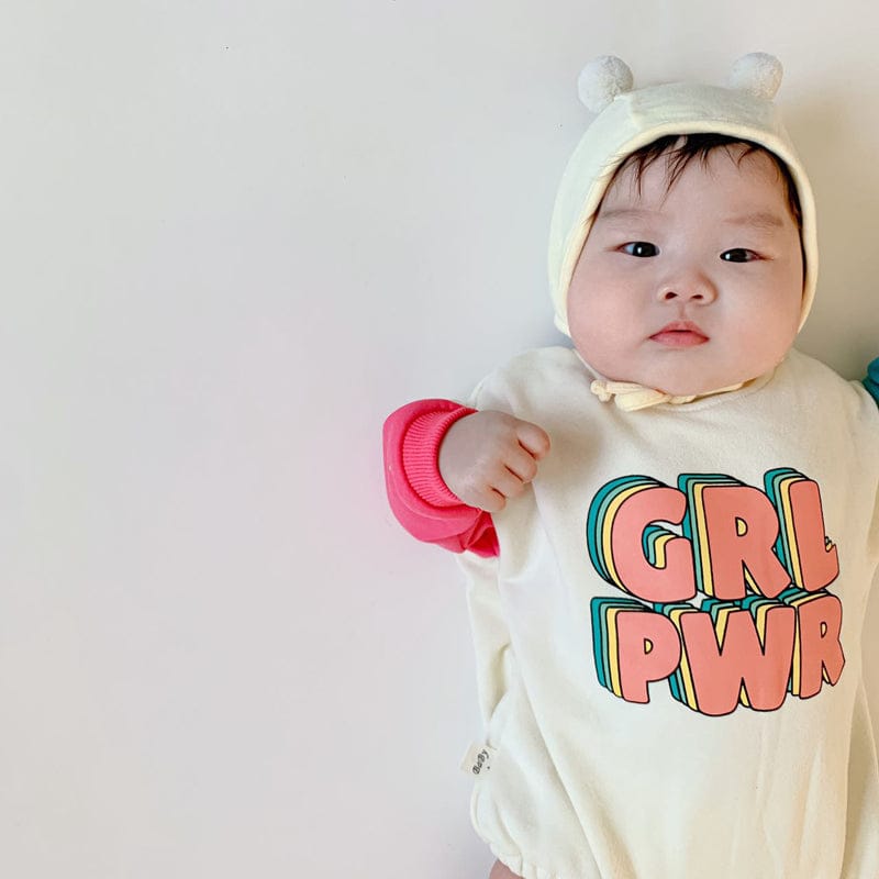 ベビー用スウェットロンパース クリーム色、くま耳フード、GRL PWRプリント(長袖)