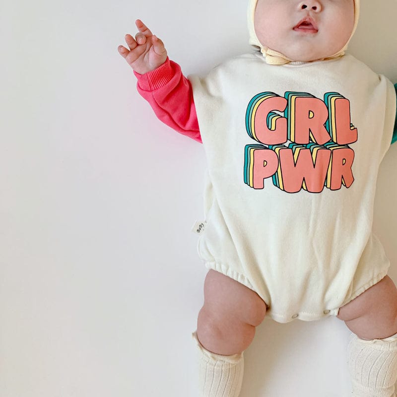 ベビー用スウェットロンパース クリーム色、GRL PWRの英字プリント、フード付き
