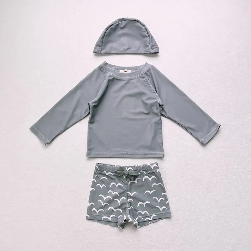 キッズ用グレーラッシュガード上下セット(長袖トップ&柄ショーツ)と帽子