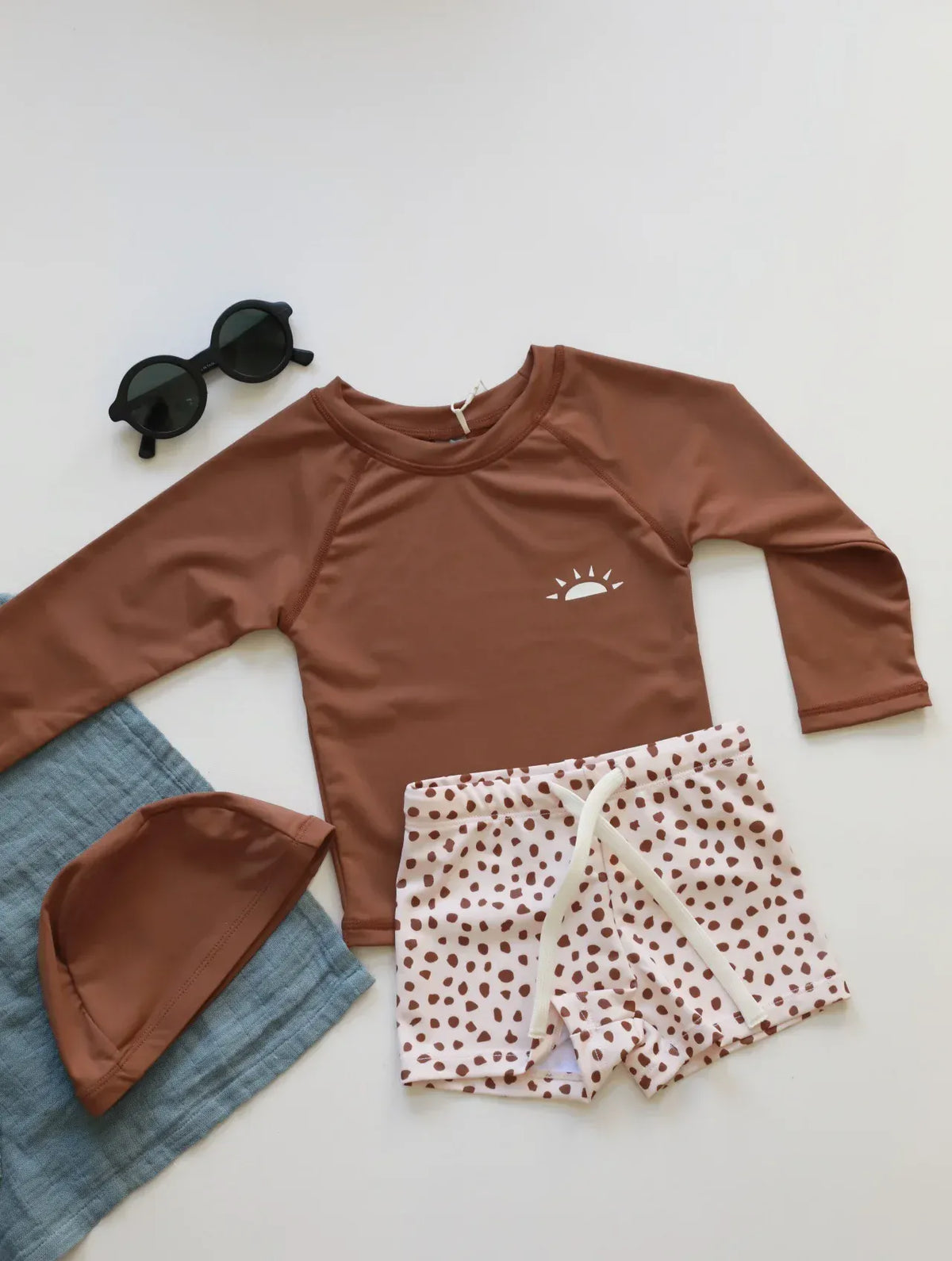 キッズ用ブラウン系ラッシュガード長袖トップ&ドット柄ショーツ、帽子付き
