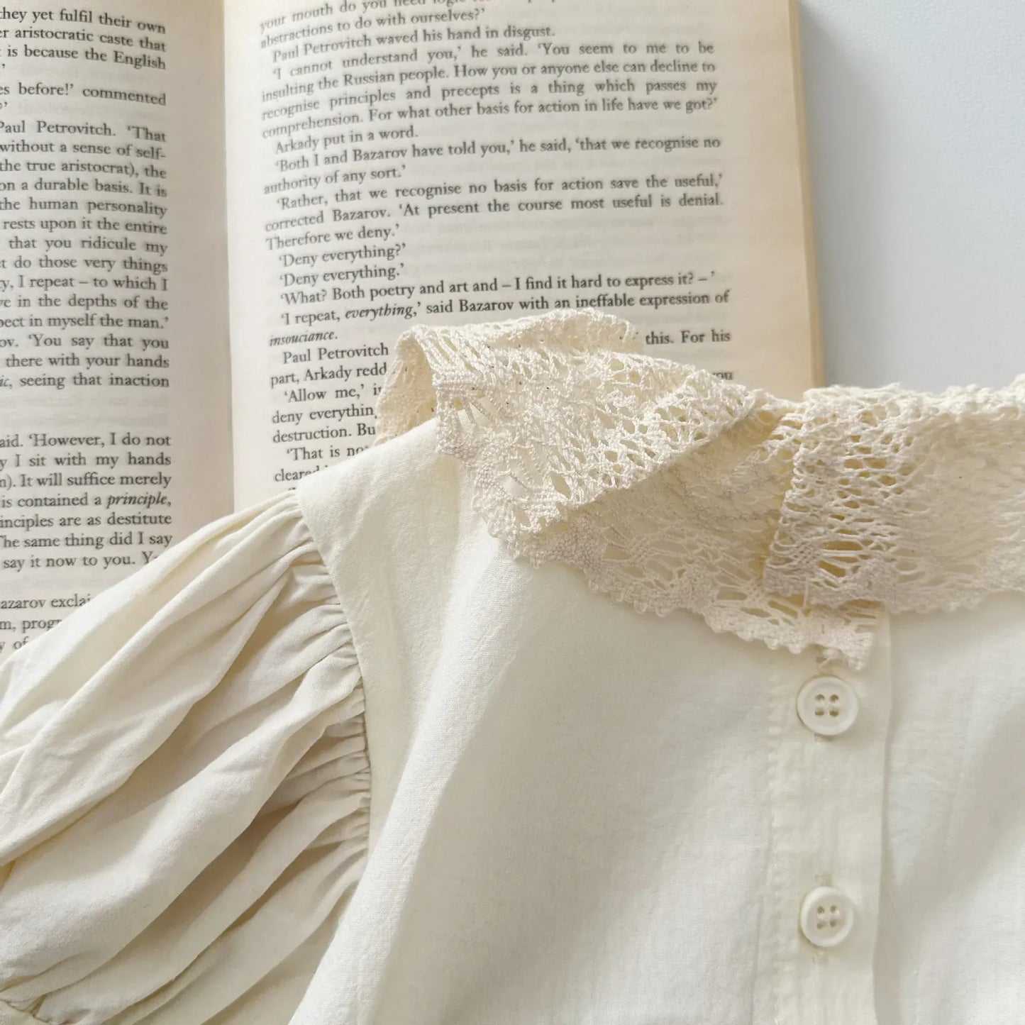 長袖ロンパース ベビーロンパース 長袖パフスリーブボディスーツ レース襟 フラワー花柄刺繍 ベージュ【mh0004663】