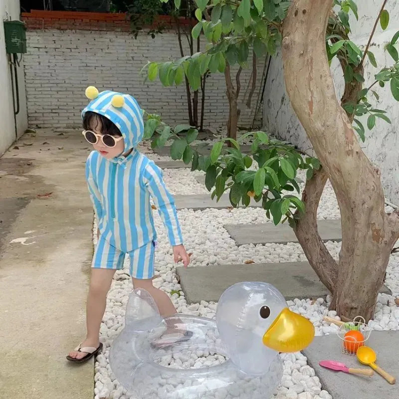 青白ストライプ長袖つなぎ水着とくま耳帽子姿