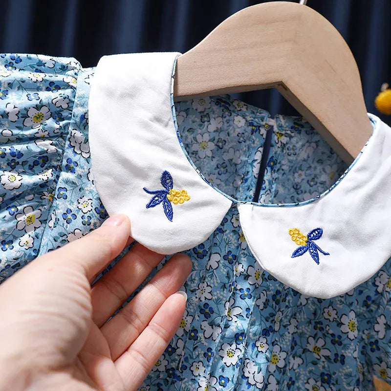 白い丸襟に刺繍の小花モチーフ、ライトブルーの花柄キッズワンピース