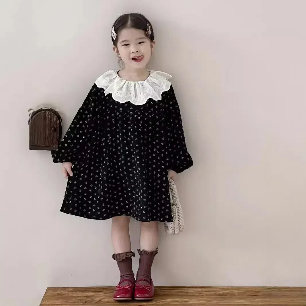 キッズ用黒小花プリントワンピース、白ラッフルカラーの長袖