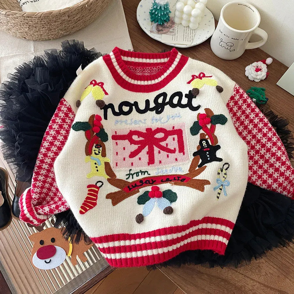 キッズ用ニットセーター 白地、赤リブとカラフルなクリスマスアップリケが施されたデザイン