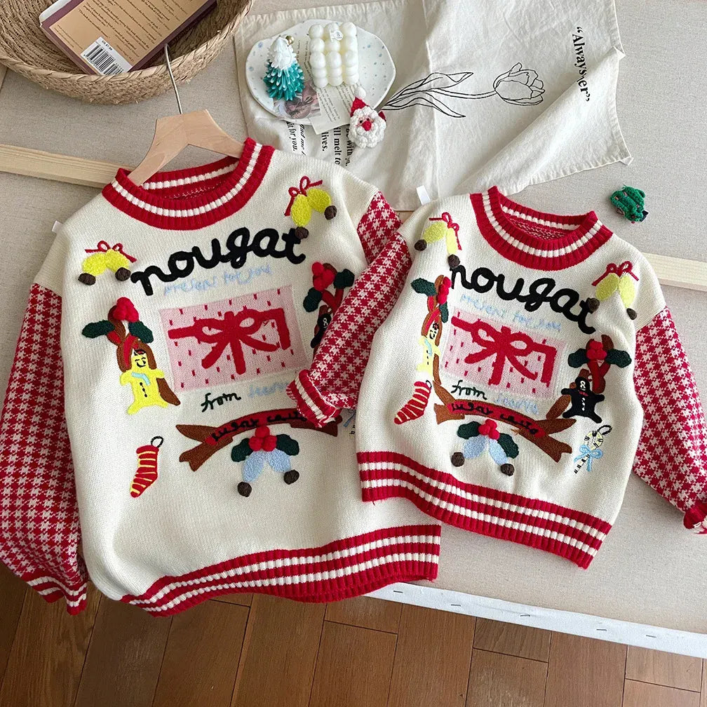 キッズ用ニットセーター 白地×赤のリブ、クリスマス刺繍とモチーフアップリケ付き